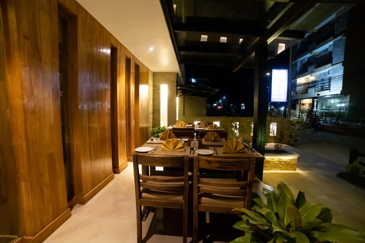 Hotel Aabas Pokhara By Barahi Hospitality Extérieur photo