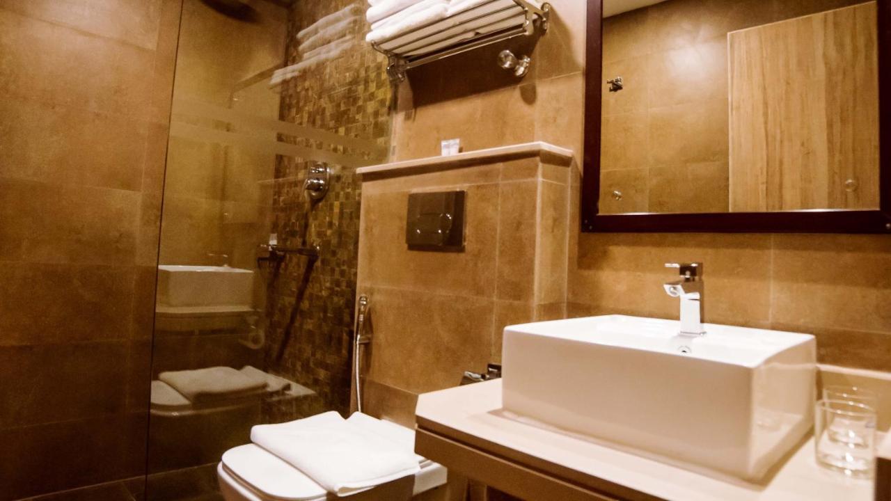 Hotel Aabas Pokhara By Barahi Hospitality Extérieur photo