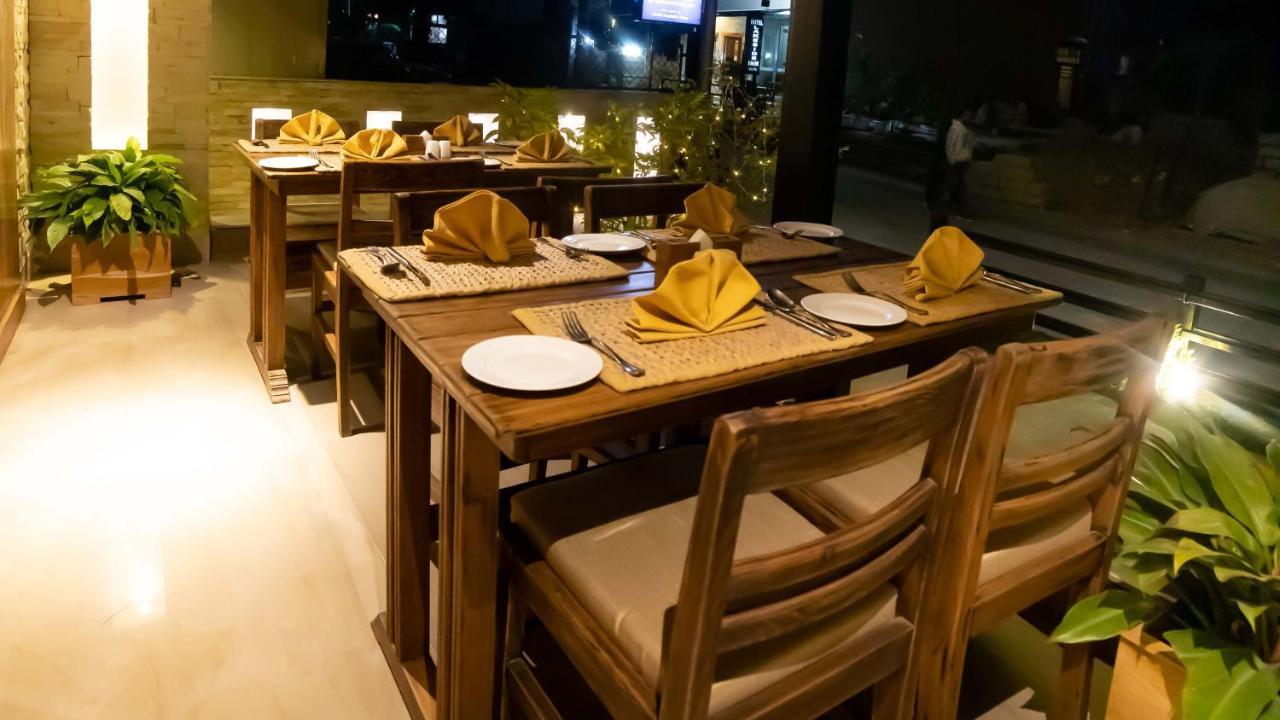 Hotel Aabas Pokhara By Barahi Hospitality Extérieur photo