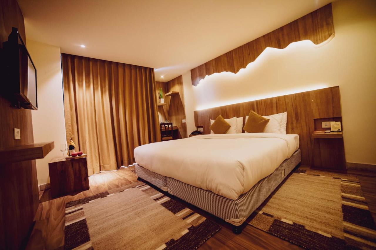 Hotel Aabas Pokhara By Barahi Hospitality Extérieur photo