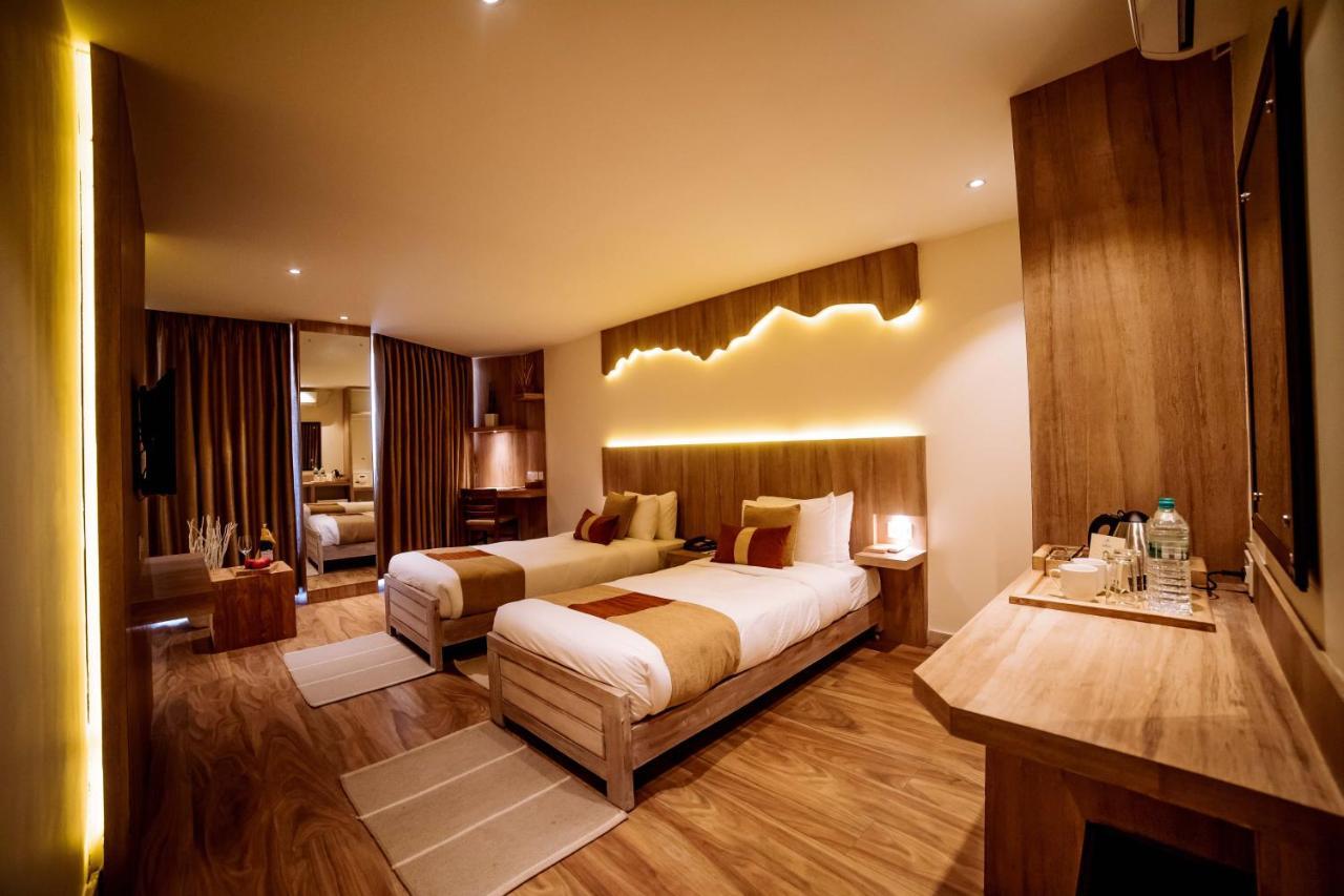 Hotel Aabas Pokhara By Barahi Hospitality Extérieur photo