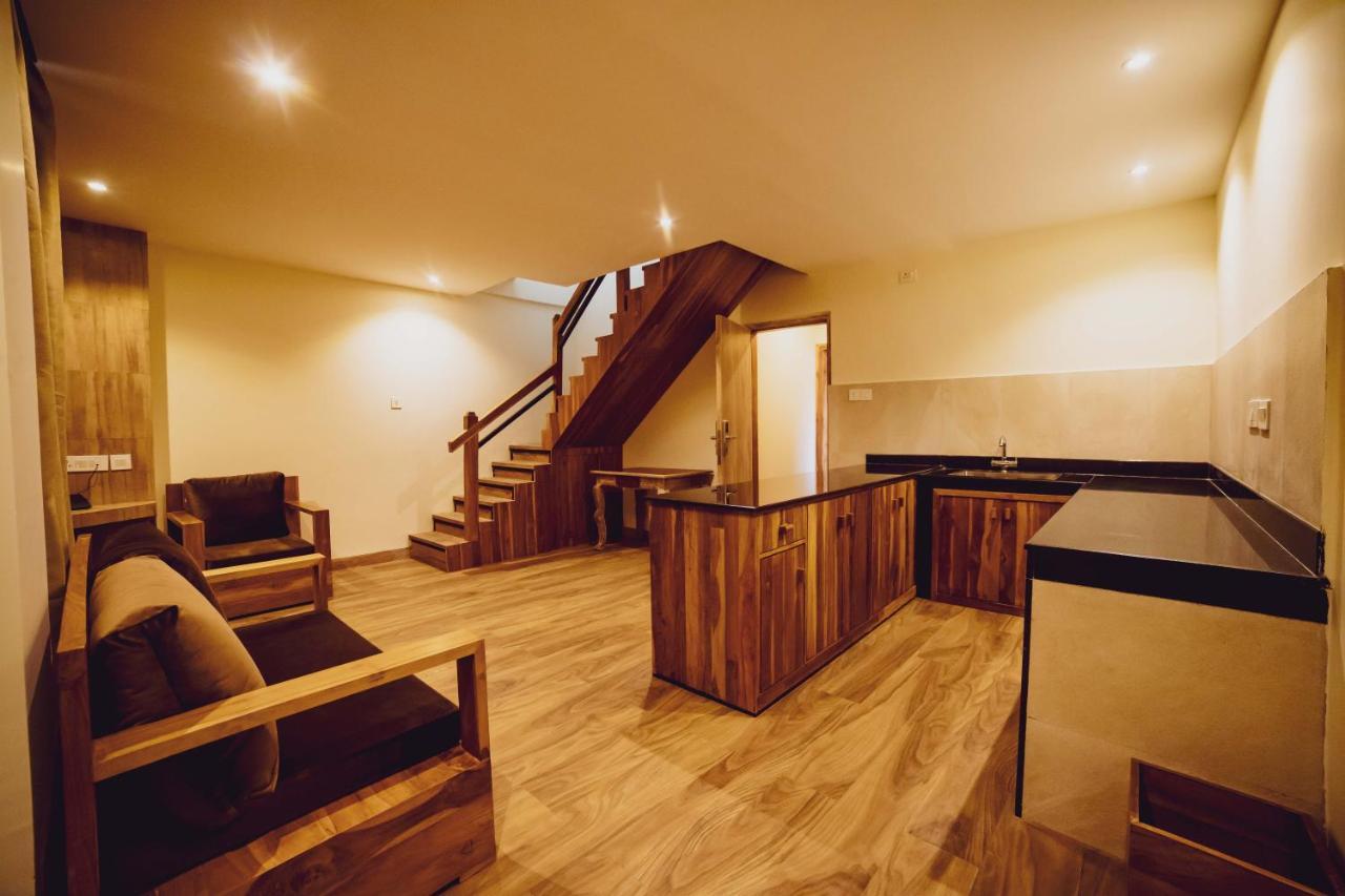 Hotel Aabas Pokhara By Barahi Hospitality Extérieur photo