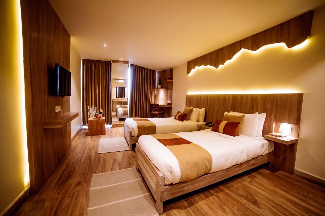 Hotel Aabas Pokhara By Barahi Hospitality Extérieur photo