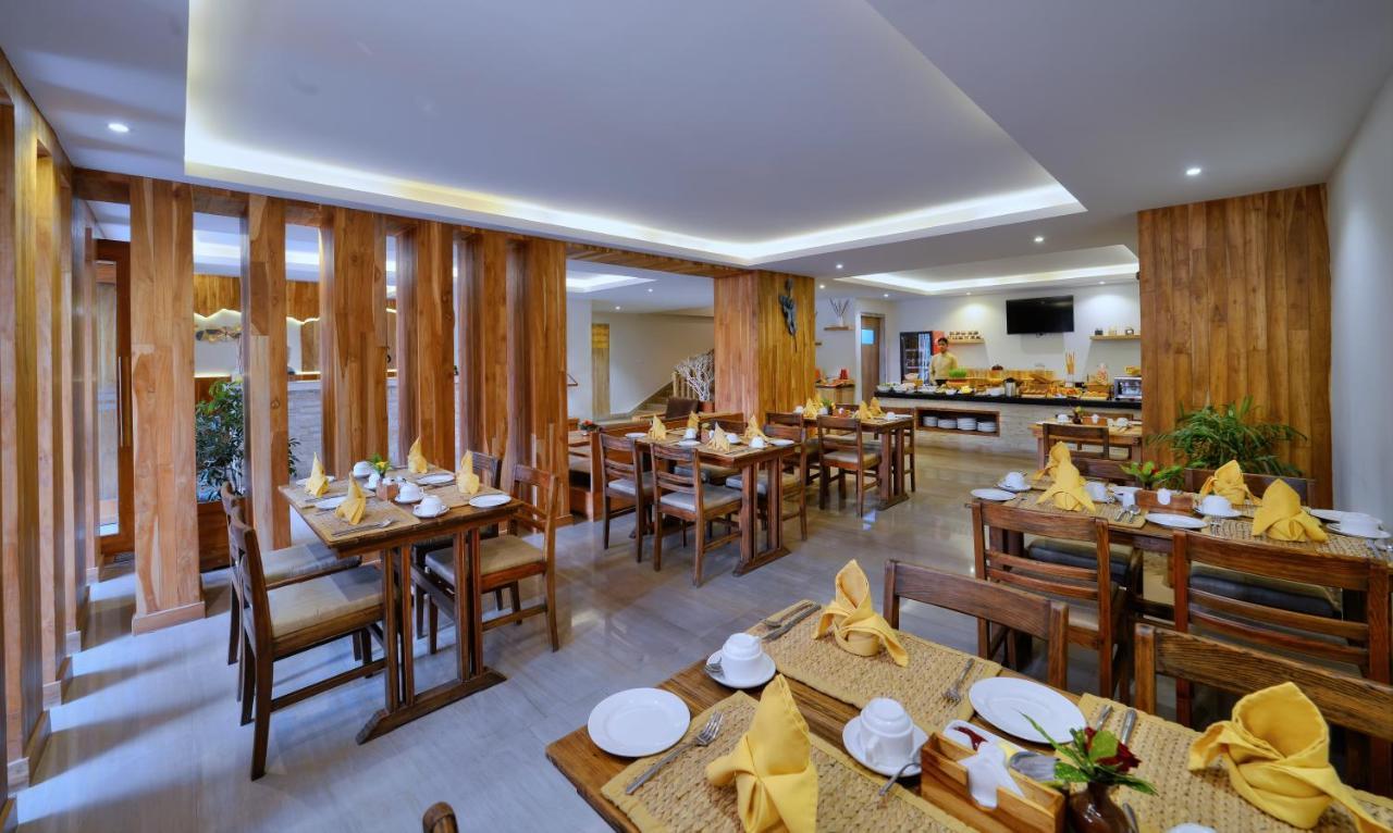 Hotel Aabas Pokhara By Barahi Hospitality Extérieur photo