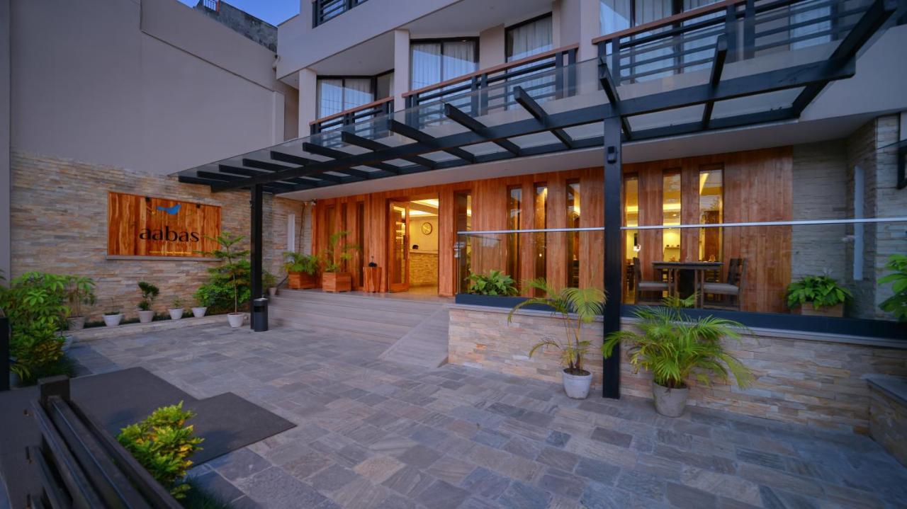 Hotel Aabas Pokhara By Barahi Hospitality Extérieur photo