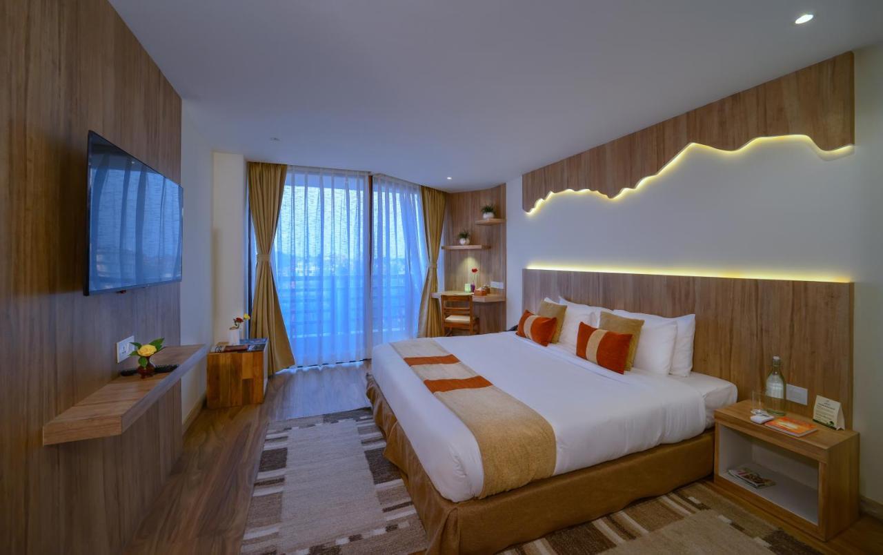 Hotel Aabas Pokhara By Barahi Hospitality Extérieur photo