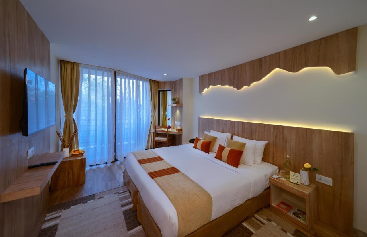 Hotel Aabas Pokhara By Barahi Hospitality Extérieur photo