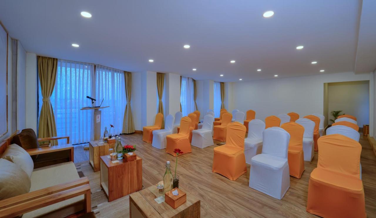 Hotel Aabas Pokhara By Barahi Hospitality Extérieur photo