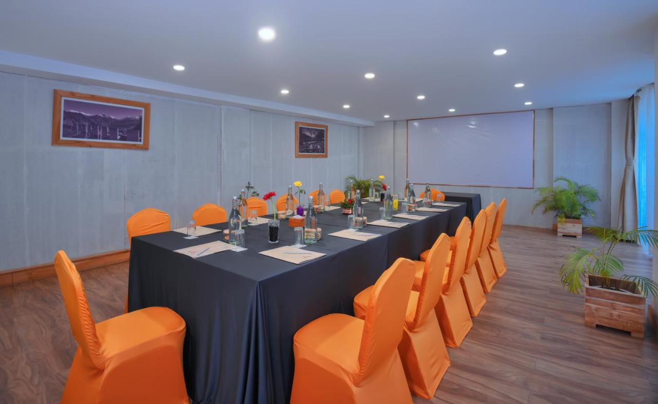 Hotel Aabas Pokhara By Barahi Hospitality Extérieur photo