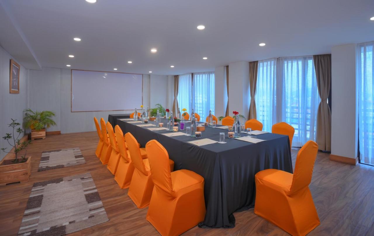 Hotel Aabas Pokhara By Barahi Hospitality Extérieur photo