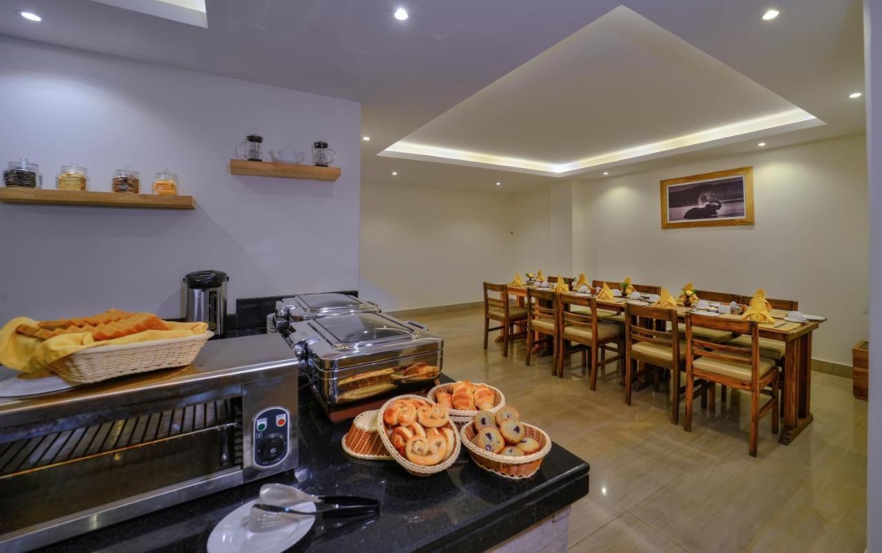 Hotel Aabas Pokhara By Barahi Hospitality Extérieur photo