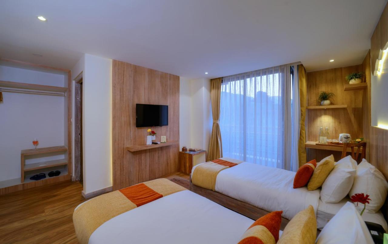 Hotel Aabas Pokhara By Barahi Hospitality Extérieur photo