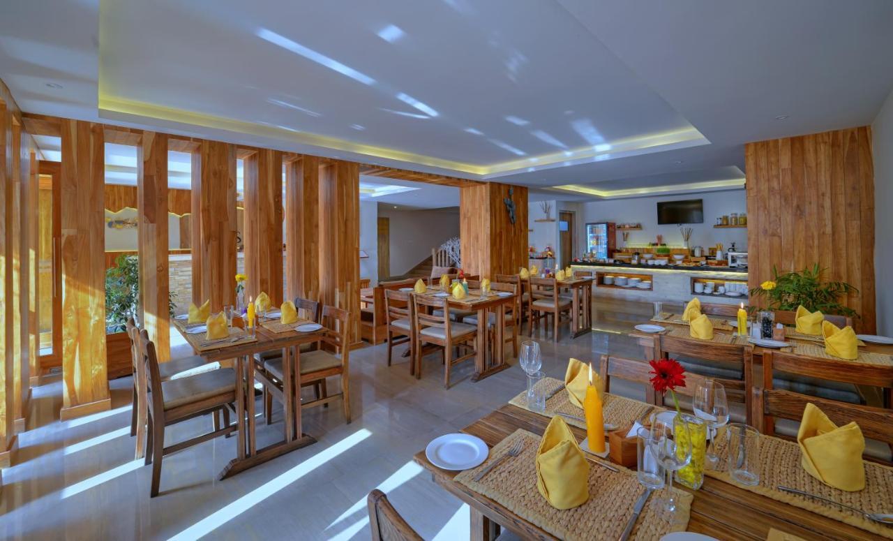 Hotel Aabas Pokhara By Barahi Hospitality Extérieur photo